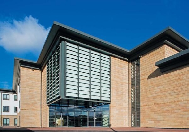 Polacy przedstawiani jako "złodzieje pracy" w oficjalnej szkolnej broszurce.