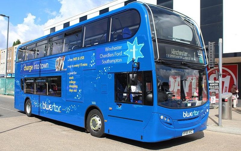 Autobus oczyszczający powietrze na ulicach Southampton.