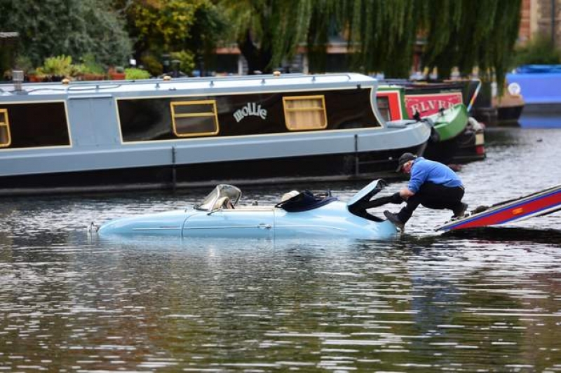 Replika zabytkowego sportowego samochodu ląduje w Regent's Canal.