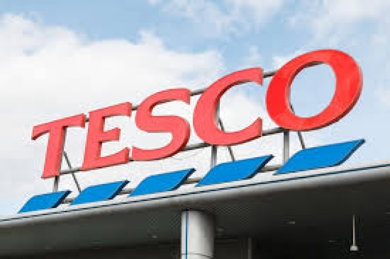 Tesco usuwa daty o terminie przydatności.