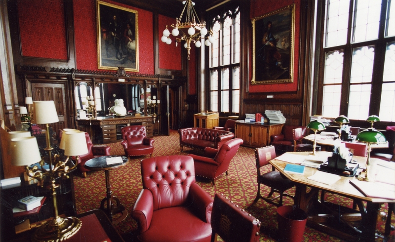 Nie chcą już sprzątać po posłach, którzy zachowują się „jak świnie”.