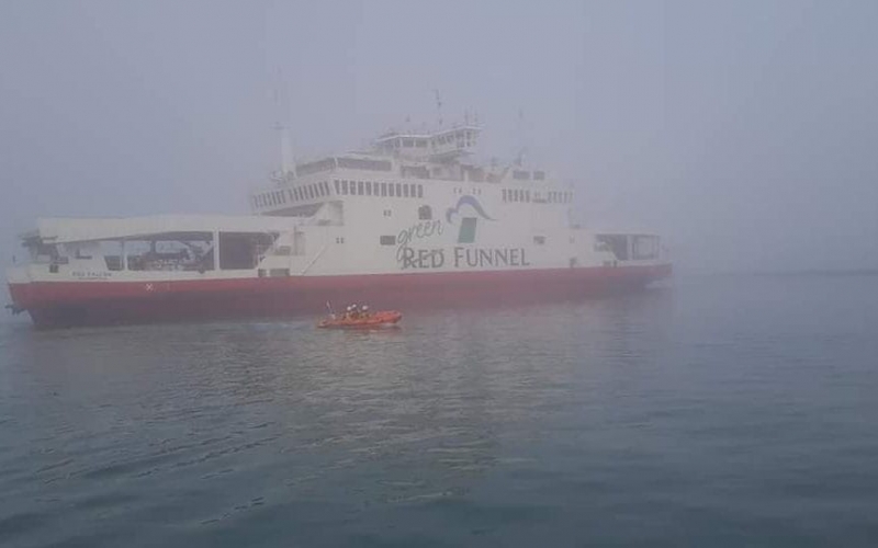 Prom w Isle of Wight rozbija się o jachty i wpłynął na mieliznę z powodu gęstej mgły