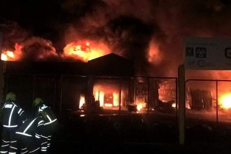 Ogromny pożar w luksusowym salonie samochodowym we wschodnim Londynie.