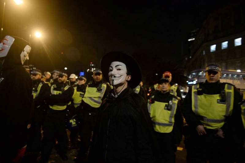 Setki aktywistów, bierze udział w proteście „Night Bonfire”.