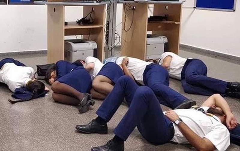 "Udawali, że śpią na podłodze". Ryanair wyrzucił 6 pracowników.