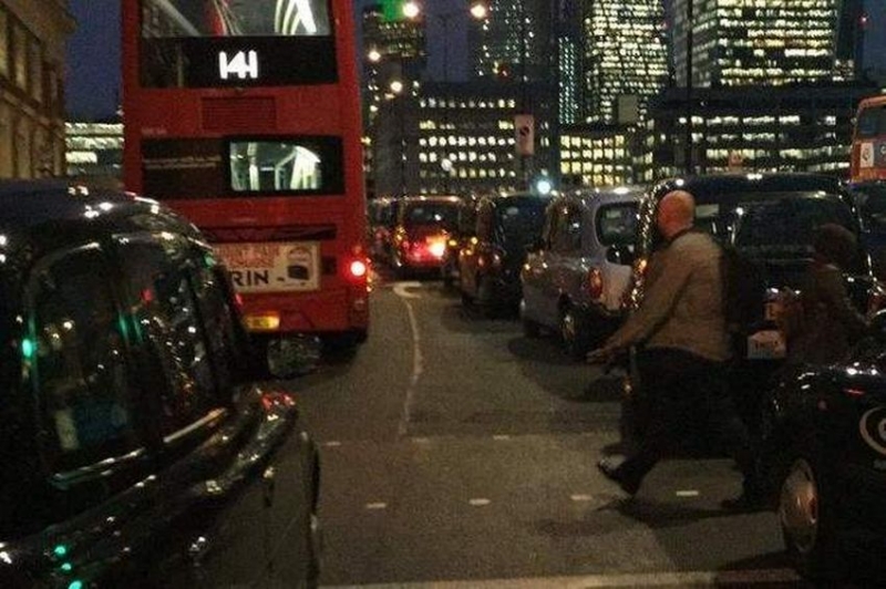 Londyńscy taksówkarze protestowali na London Bridge.
