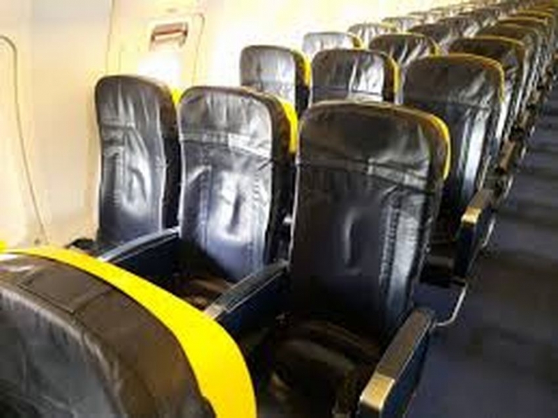 Nowe samoloty "Ryana" będą mieć bardziej ciaśniejsze siedzenia niż obecne.