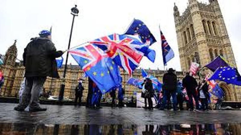 Niepewność odnośnie Brexitu i kolejny spadek funta.