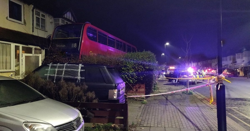 Autobus rozbija się o budynek w Streatham Vale.