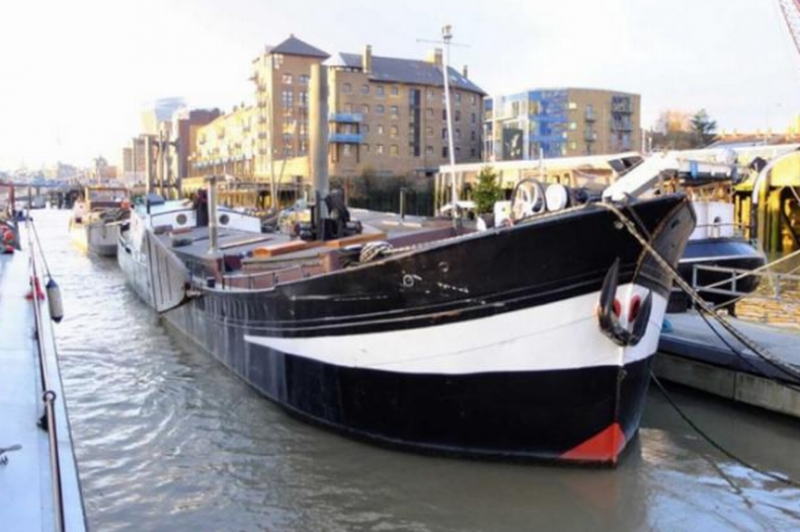 Zwyczajnie wyglądająca londyńska łódź mieszkalna, która jest absolutnie niewiarygodna w środku, wystawiona na sprzedaż za £ 800 000.