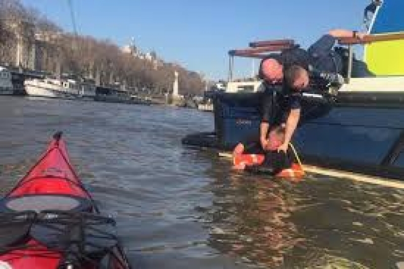 Były komandos ratuje człowieka, który spadł do Tamizy podczas robienia selfie.