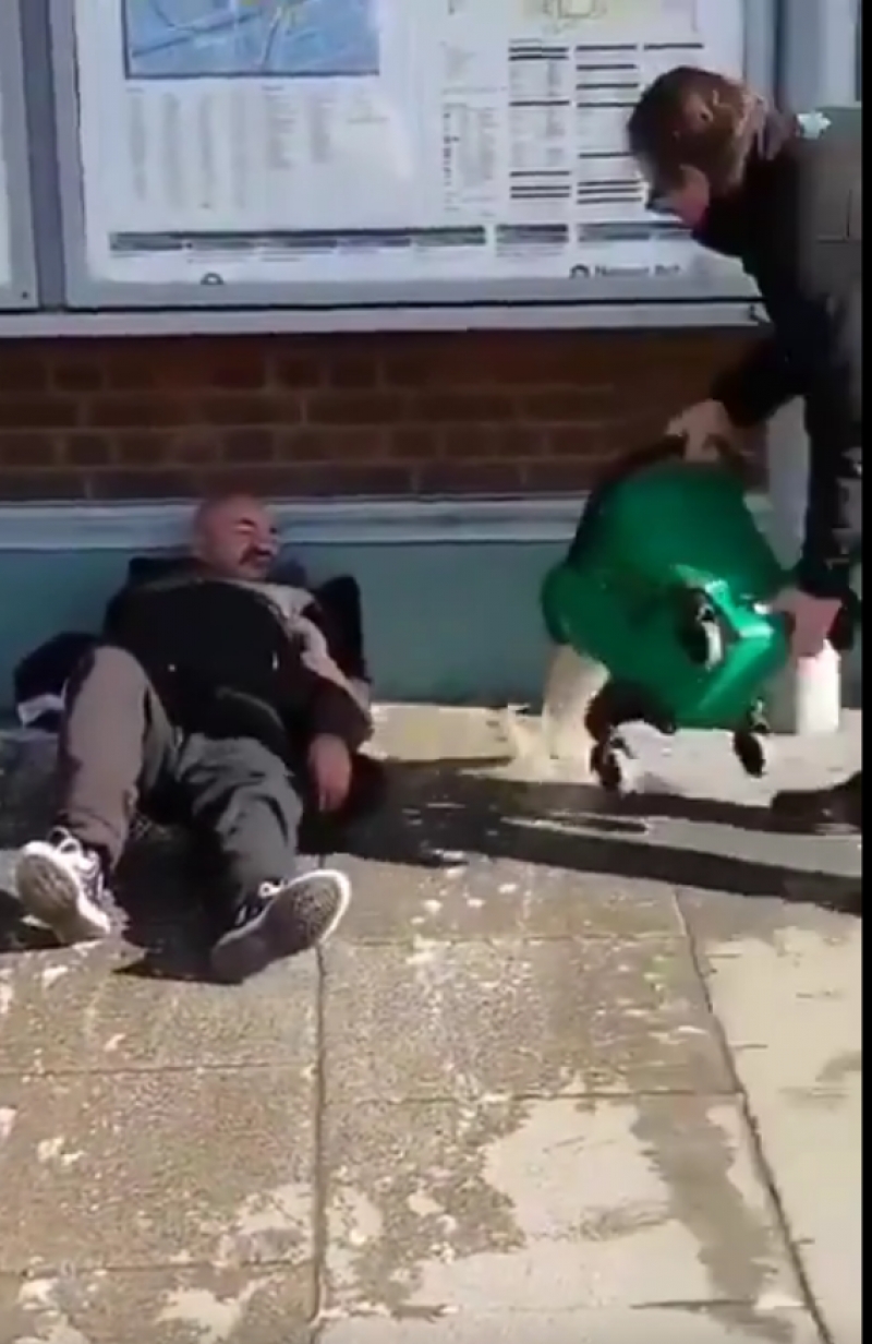 Na stacji Sutton w południowym Londynie, pracownicy wylali brudną wodę na bezdomnego.