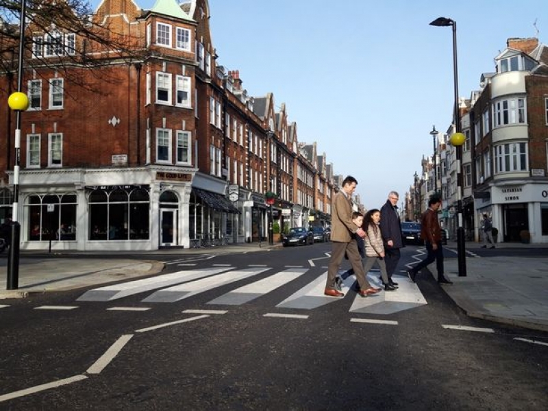 Londyn otrzymuje pierwsze w Wielkiej Brytanii "trójwymiarowe" przejście dla pieszych, które sprawia, że ​​piesi "pływają" na drugą stronę ulicy.