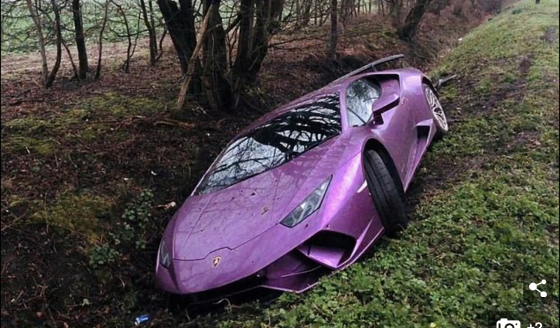 Lamborghini warte 270 tysięcy funtów w rowie.
