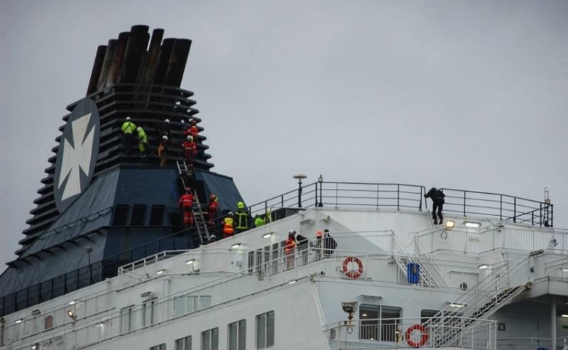 Nielegalni imigranci na pokładzie promu który miał płynąć do Dover.