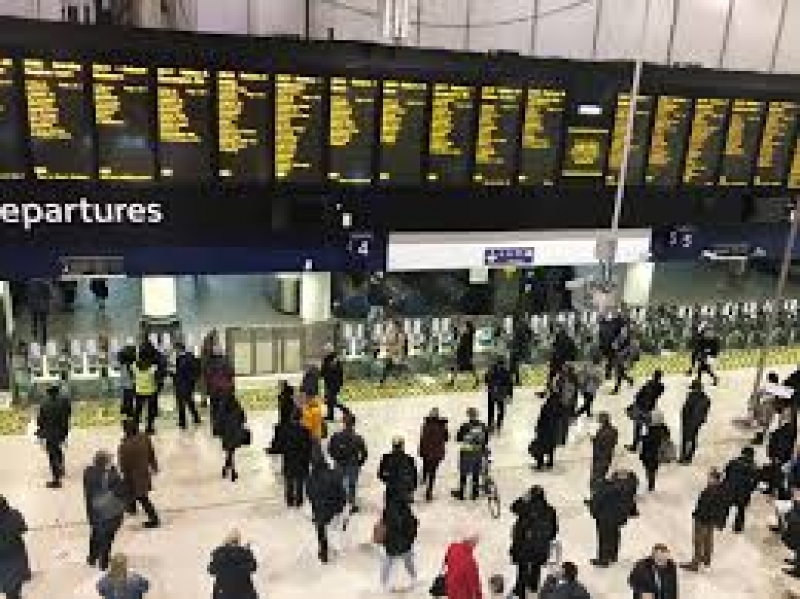 Trzy bomby wysłano na lotniska i dworzec kolejowy.