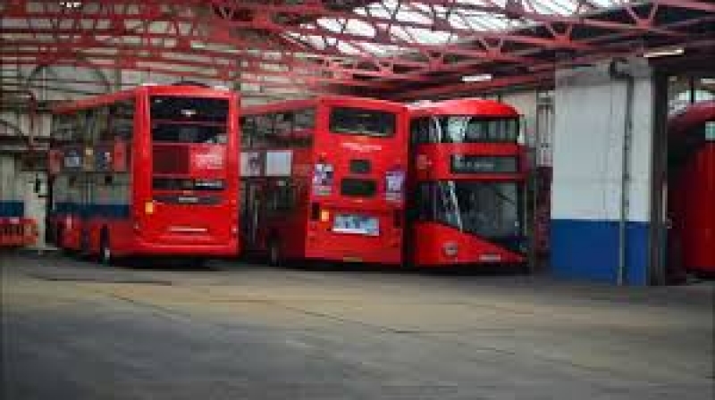 Mężczyzna znalazł 300 tys. funtów w autobusie.