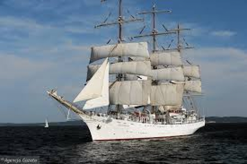 Dar Młodzieży zacumował dziś w Londynie.