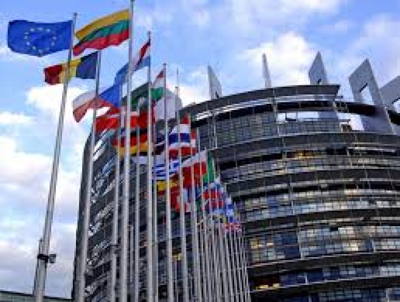 Brexit za pięć dwunasta. Juncker ostrzega May i sugeruje szczyt UE w przyszłym tygodniu.