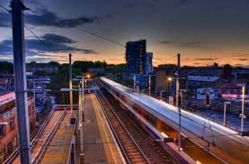 Dwóch mężczyzn zmarło po porażeniu prądem podczas podróży na dachu pociągu towarowego.