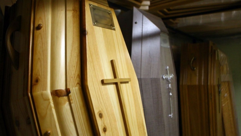 Polacy próbowali przemycić do Wielkiej Brytanii człowieka w trumnie.