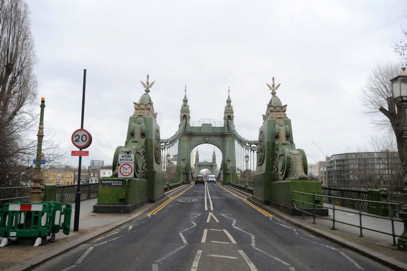 Most Hammersmith został zamknięty na czas nieokreślony po odkryciu „krytycznych usterek”.