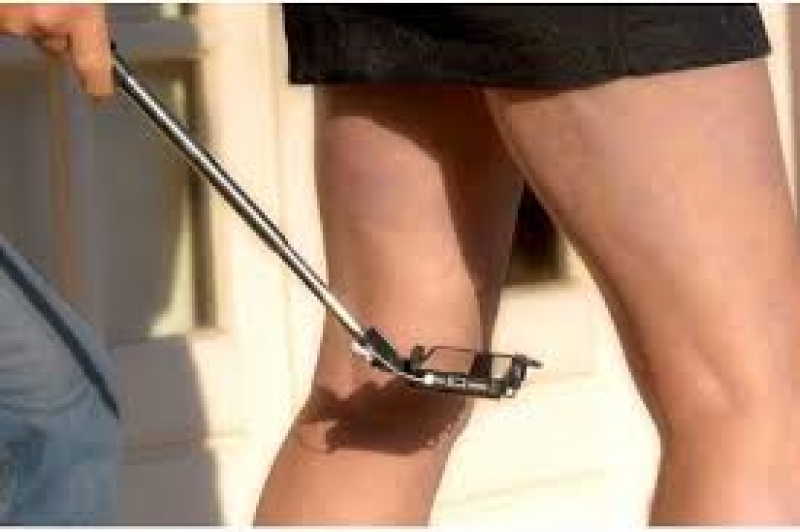 Robienie "zdjęć pod spódnicą" jest w przestępstwem w Wielkiej Brytanii.