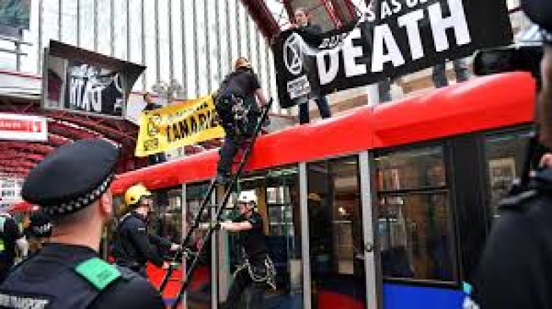 W Londynie protesty ekologów m.in. przed giełdą i bankami.