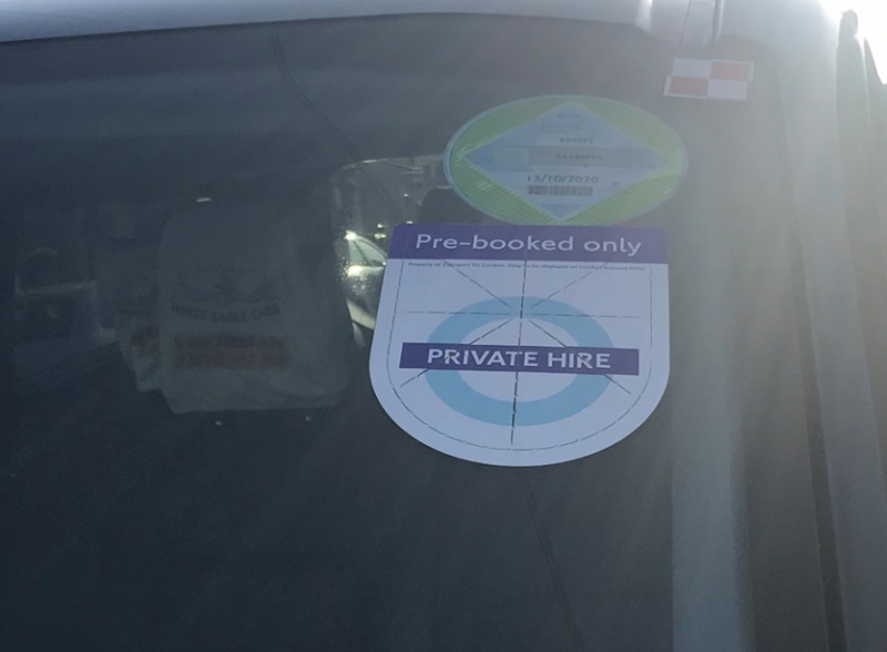 Londyńscy kierowcy minicabów żądają większej ochrony przed Covid-19.