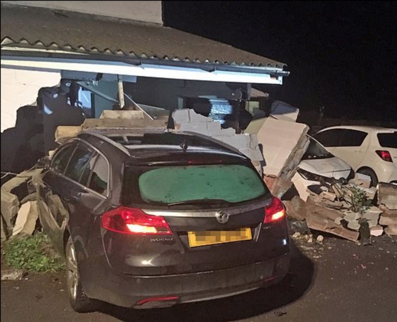 W dom notorycznie uderzają samochody.