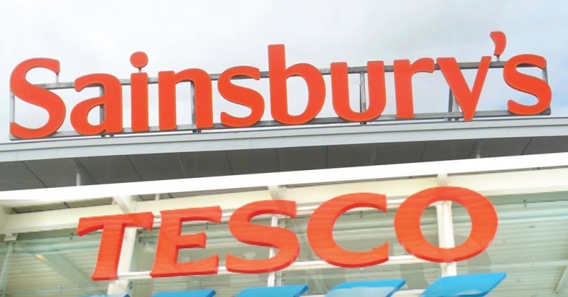 Tesco i Sainsburys obniżają ceny produktów.