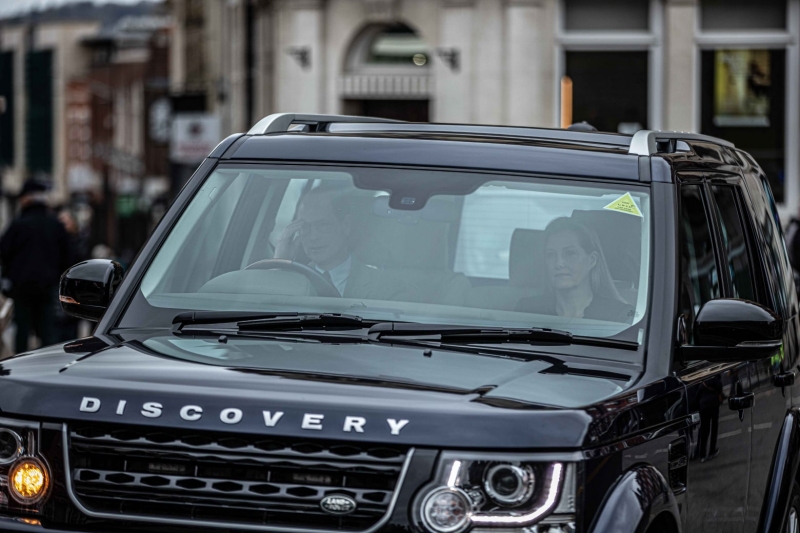 Książę Edward wspiera królową.