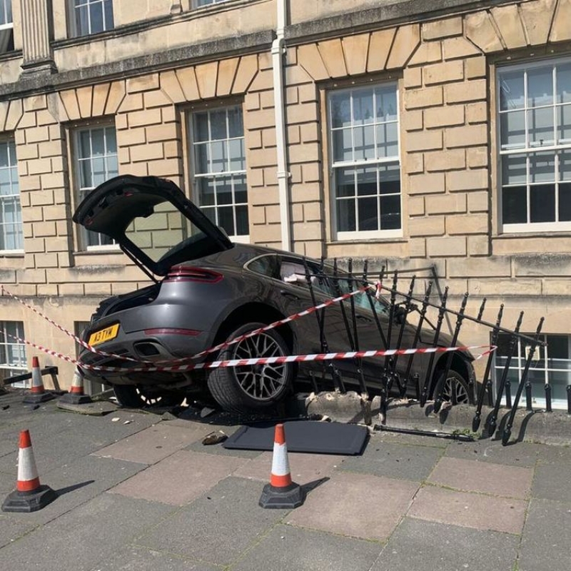 Luksusowe Porsche zawisło na balustradzie.