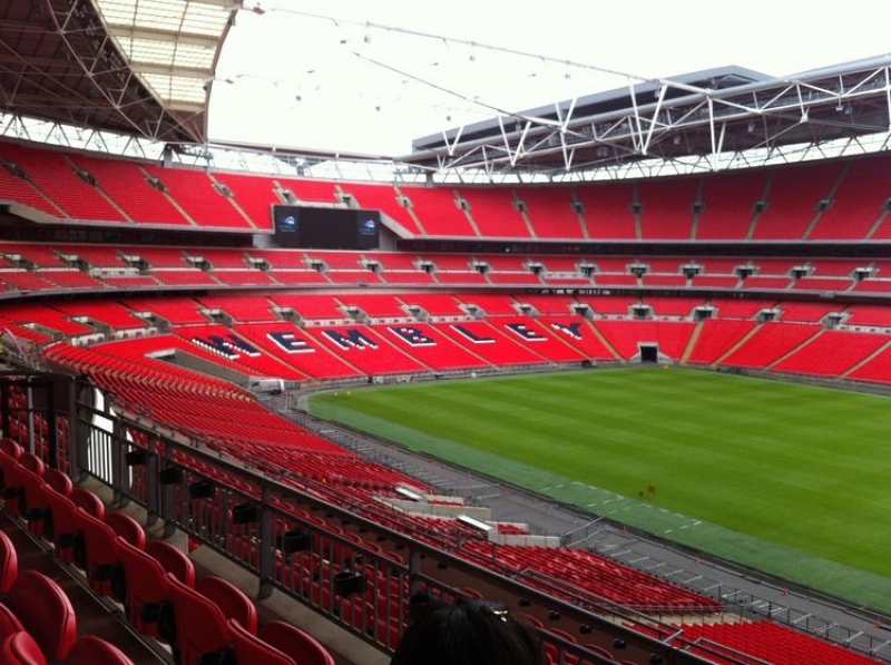 Chciał nielegalnie sprzedać służbową przepustkę na stadion Wembley.