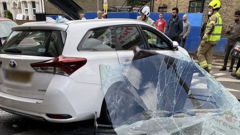 Samochodem wjechał w salon fryzjerski.