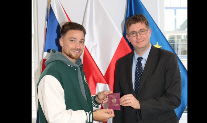 Matty Cash odebrał polski paszport.