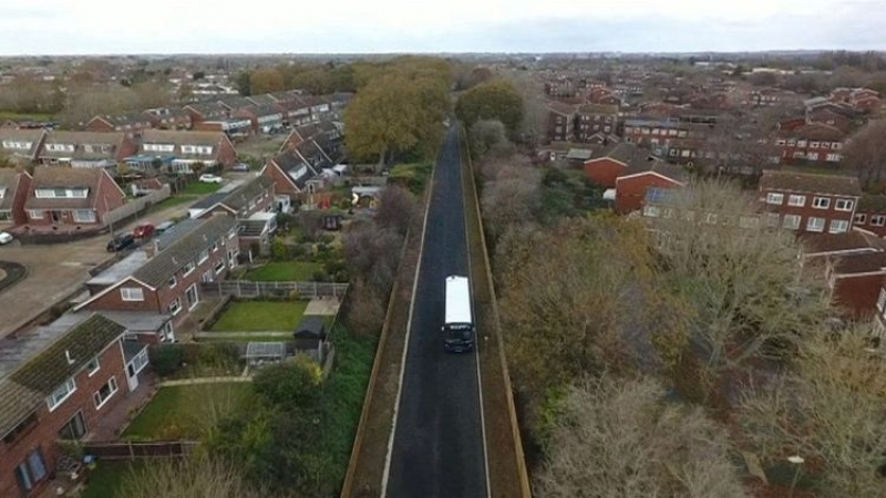 W Portsmouth autobusy jeżdżą po starym torowisku kolejowym.