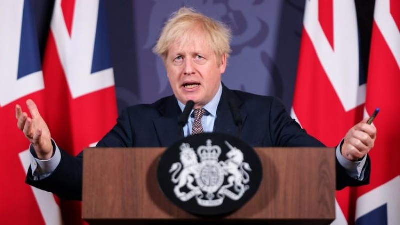 Premier potwierdził zmiany z testami po przybyciu do UK.
