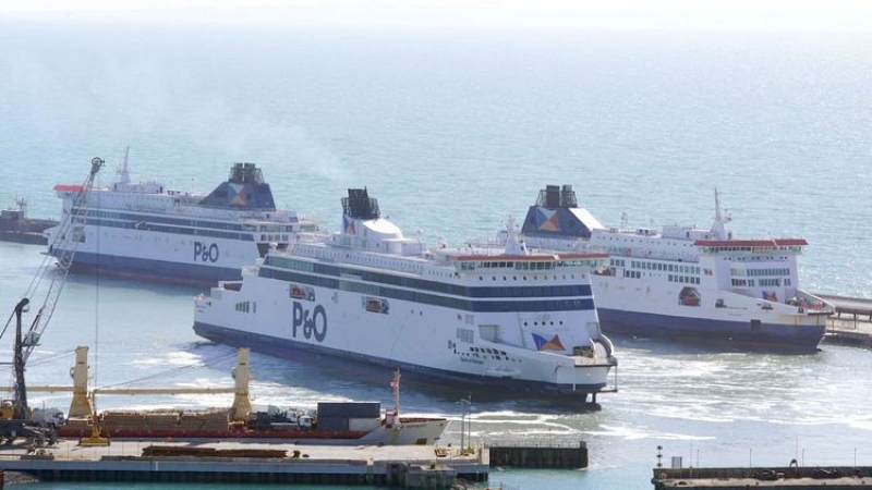 P&O Ferries zwolniło 800 pracowników, przez co powstały ogromne utrudnienia w przeprawach.