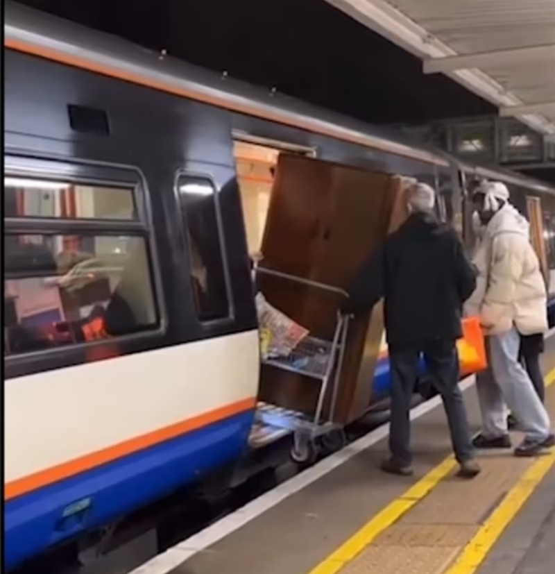 Kilku pasażerów postanowiło wcisnąć szafę do londyńskiego pociągu.
