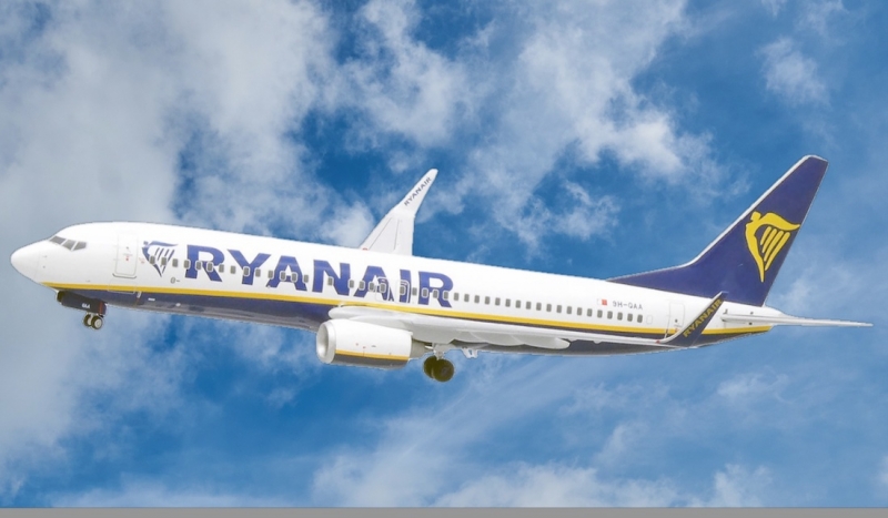 Pijany pasażer wywołał chaos na pokładzie samolotu lecącego z Polski do Wielkiej Brytanii.