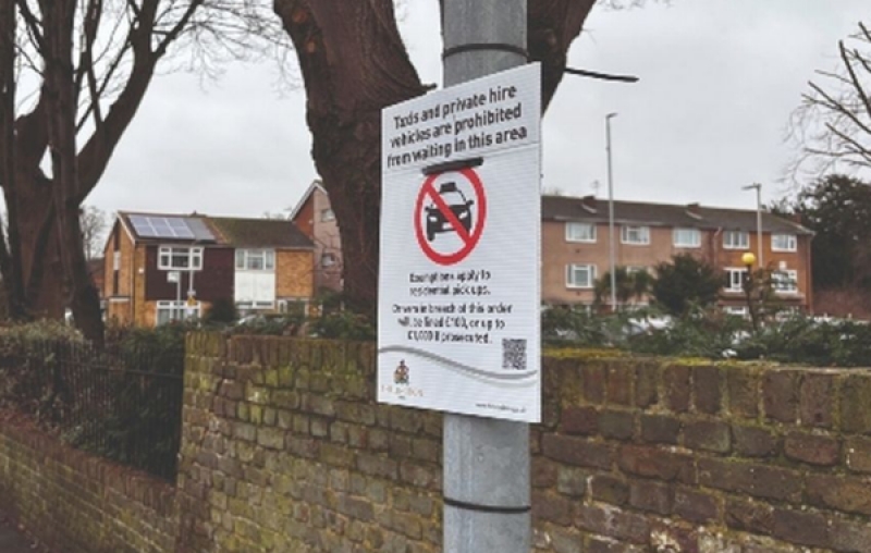 Taksówkarz ukarany grzywną ponad 650 funtów za parkowanie na osiedlowej ulicy w okolicy Heathrow.