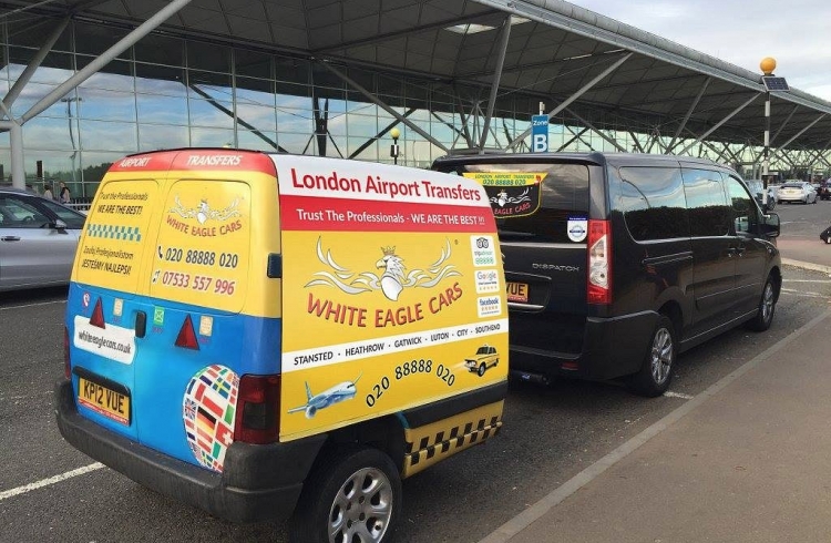 Chaos na lotnisku Stansted po pożarze w saloniku.