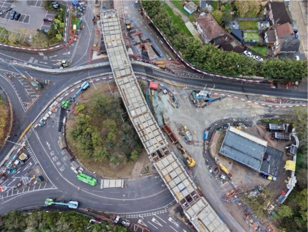 Postępy prac w Gallows Corner w Romford: zauważalne luki na wiadukcie.
