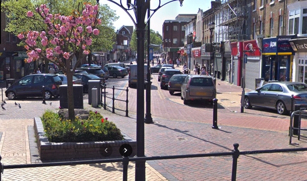 Zakaz parkowania w niedziele w Grays na High Street.