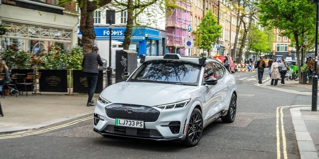 Robotaxi wyjeżdżają na ulice Londynu! Czy to początek końca tradycyjnych taksówek?